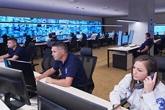 KVM-operators in een control room met Black Box technologie